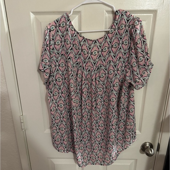 Fun Top for Work or with Jeans! - Picture 4 of 5